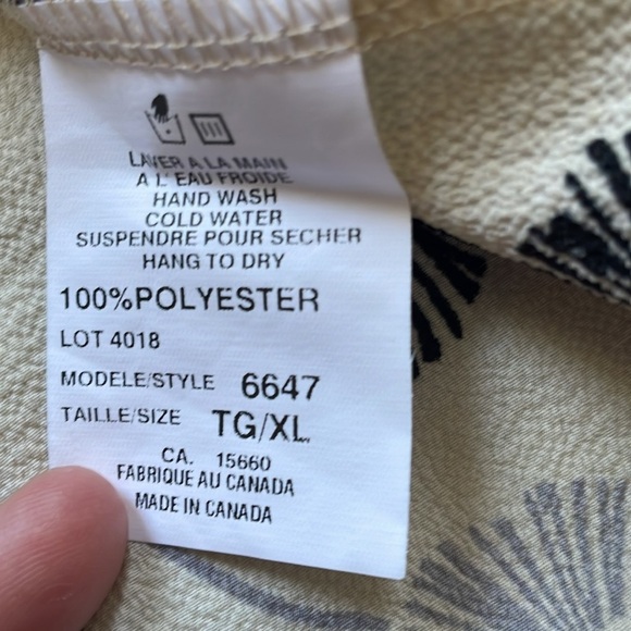 Bali Cream and Black blouse size XL made in Canada - Picture 5 of 5